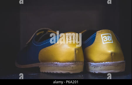 Scarpe da bowling su un ripiano in un centro di bowling a Amsterdam, Paesi Bassi Foto Stock