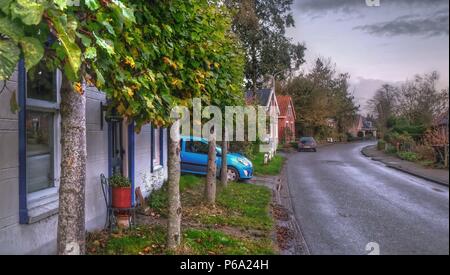 Villaggio olandese nel nord dei Paesi Bassi nel tramonto Foto Stock