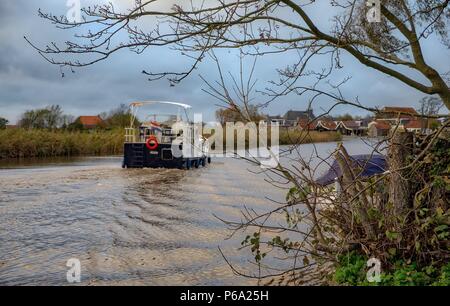 Paesaggio olandese con canali di acqua in Amsterdam, Paesi Bassi Foto Stock