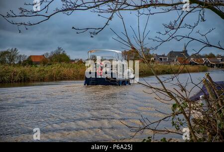 Paesaggio olandese con canali di acqua in Amsterdam, Paesi Bassi Foto Stock