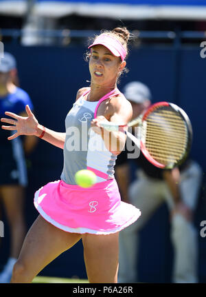 Mihaela Buzarnescu della Romania durante il suo match con Kiki Bertens dei Paesi Bassi presso la natura Valle torneo internazionale di tennis in Devonshire Park in Eastbourne East Sussex Regno Unito. 26 Giugno 2018 Foto Stock