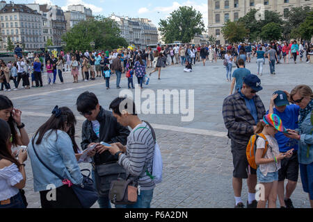 La folla sulla piazza di fronte la Cattedrale di Notre Dame - Parigi, Francia Foto Stock