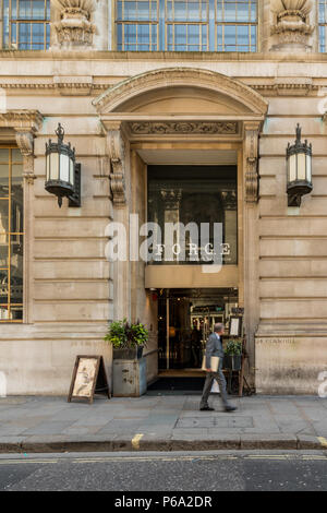 Una vista tipica della città di Londra Foto Stock