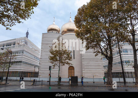 Parigi, Francia - 4 Novembre 2016: Street view con la Cattedrale della Santissima Trinità, la nuova chiesa russo-ortodossa nella cattedrale di Parigi. La gente comune a piedi sulla str Foto Stock