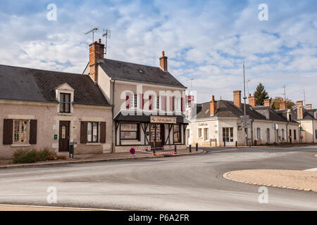 Fougeres-sur-Bievre, Francia - 6 Novembre 2016: Street view con vecchie case facciate in francese medievale, il fiume Loire Valley Foto Stock