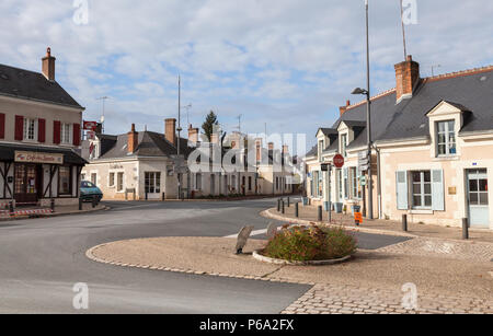 Fougeres-sur-Bievre, Francia - 6 Novembre 2016: Street View di Francese città medievale nella Valle della Loira Foto Stock