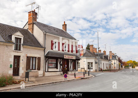 Fougeres-sur-Bievre, Francia - 6 Novembre 2016: Street view con le vecchie abitazioni di facciate. Il francese città medievale nella Valle della Loira Foto Stock