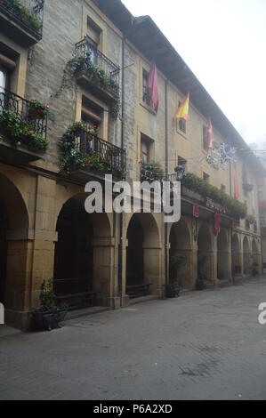 Portali ad arco del Municipio su un Molto Nuvoloso Giorno di Laguardia. Architettura, Arte, Storia, Viaggi. Dicembre 26, 2015. La Guardia, Alava, Basco co Foto Stock