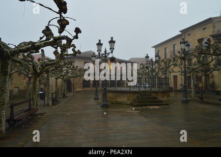 Facciata principale della Ayuntgamiento in un Molto Nuvoloso Giorno in Elciego. Architettura, Arte, Storia, Viaggi. Dicembre 26, 2015. Elciego, Alava, basco countr Foto Stock