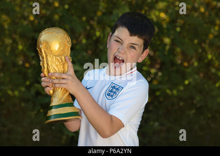 Il bambino gioca con la World Cup in Inghilterra jersey Foto Stock