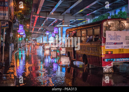 Kolkata di notte sotto la pioggia Foto Stock