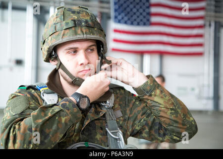 Un paracadutista tedesco si prepara per le operazioni di volo durante un US/Deutschland amicizia Jump, Ramstein Air Force Base, 25 maggio 2016. Lo scopo dell'amicizia jump è di promuovere e alimentare degli Stati Uniti e le relazioni tedesche, sviluppare l'interoperabilità durante il corso di formazione e di fornire una base per le future operazioni in formazione e in ambienti reali. (U.S. Esercito foto di Spc. Tracy McKithern/rilasciato) Foto Stock