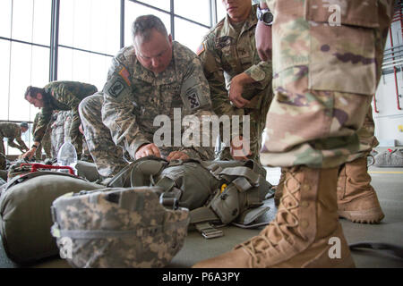 Stati Uniti e paracadutisti tedeschi a prepararsi per le operazioni di volo durante un US/Deutschland amicizia Jump, Ramstein Air Force Base, 25 maggio 2016. Lo scopo dell'amicizia jump è di promuovere e alimentare degli Stati Uniti e le relazioni tedesche, sviluppare l'interoperabilità durante il corso di formazione e di fornire una base per le future operazioni in formazione e in ambienti reali. (U.S. Esercito foto di Spc. Tracy McKithern/rilasciato) Foto Stock