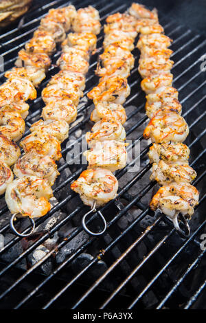 Spiedini di gamberi e cottura su un outdoor barbecue a carbone nel sud della California USA Foto Stock