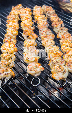 Spiedini di gamberi e cottura su un outdoor barbecue a carbone nel sud della California USA Foto Stock