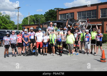 I membri del servizio da parte dell'esercito al Marine Corps, civili, combattere i veterani feriti e gli ufficiali di polizia si sono stretti alla linea di partenza per iniziare il loro viaggio in bicicletta a Carolina Beach a sostegno della seconda guardia annuale 2 corsa sulla spiaggia a forza comune sede da maggio 20-21, 2016. Guardia 2 la spiaggia è aperta al pubblico ed è progettato per diffondere la consapevolezza di guardia in tutto lo stato e motivare i veterani feriti a partecipare in un fisico sport. Questo dà anche piloti la possibilità di coltivare relazioni con altri veterani feriti da ogni ramo e la comunità. (U.S. Esercito Nazionale gua Foto Stock