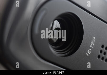 Un moderno web telecamera è montata sul corpo del monitor a schermo piatto. Dispositivo per la comunicazione video e la registrazione di video ad alta qualità . Foto Stock