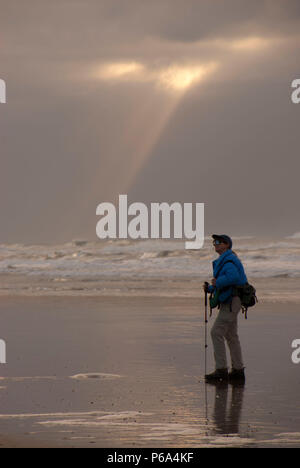 Camminando sulla penisola Bayocean beach, Bayocean Penisola, Oregon Foto Stock