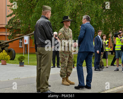 Il colonnello John Meyer (al centro), il comandante del reggimento per 2° reggimento di cavalleria, scuote le mani con Martin Stropnicky (a destra), il ministro della difesa della Repubblica ceca, mentre esercito ceco generale Josef Becvar (sinistra) guarda, in Ruzyne, Polonia, 27 maggio. I soldati della seconda Cav. Reg. aveva appena completato la prima tappa della loro strada tattico di marzo in Stryker lottare contro i veicoli da Rose caserma, alla Germania di Tapa zona di addestramento militare, Estonia. Durante il loro viaggio di circa 1.400 soldati, a 400 veicoli, sarà copre oltre 2.200 chilometri, attraverso sei paesi. Corsa di Dragoon è condotta per convalidare o Foto Stock