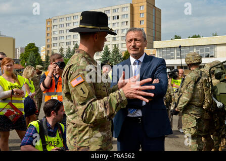 Il colonnello John Meyer, comandante Regimental per 2° reggimento di cavalleria, introduce Martin Stropnicky, il ministro della difesa della Repubblica ceca, a seconda Cav. Reg. Soldati e U.S. Stryker veicoli, in Ruzyne, Polonia, 27 maggio. I soldati della seconda Cav. Reg. aveva appena completato la prima tappa della loro strada tattico di marzo in Stryker lottare contro i veicoli da Rose caserma, alla Germania di Tapa zona di addestramento militare, Estonia. "Se dovessi riassumere tutte le operazioni che stiamo conducendo attraverso l'Europa centrale e orientale mi avrebbe dovuto usare la parola epico," ha detto Meyer. "Che cosa un epico opportunità per il Regno sta Foto Stock