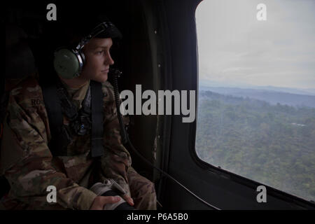 Stati Uniti Army Spc. Kristen radice del 982nd combattere l'unità di telecamera (airborne), East Point, Georgia analizza al di fuori della finestra di un UH-60 Black Hawk elicottero a decidere il suo prossimo colpo Ella avrà con la sua fotocamera in San Marcos, Guatemala, 27 maggio 2016. Task Force il lupo rosso e l'esercito a sud conduce civile umanitario Assistenza Formazione per includere il livello tattico di progetti di costruzione e preparazione medica Esercizi di formazione fornendo accesso a medici e la costruzione di scuole in Guatemala con il governo del Guatemala e non-agenzie governative dal 05MAR16 a 18GIU16 al fine di migliorare la missione readine Foto Stock