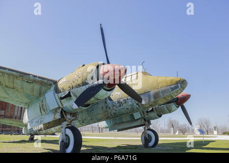 Vecchio arrugginito piano di guerra in open air museum durante un cielo blu giornata di sole. Foto Stock