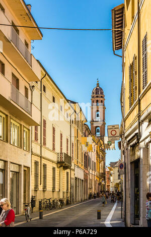 FAENZA (RA), Italia - 23 giugno 2018: la gente del posto e i turisti a piedi e andare a fare shopping nel centro storico Foto Stock