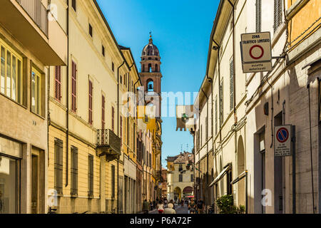 FAENZA (RA), Italia - 23 giugno 2018: la gente del posto e i turisti a piedi e andare a fare shopping nel centro storico Foto Stock