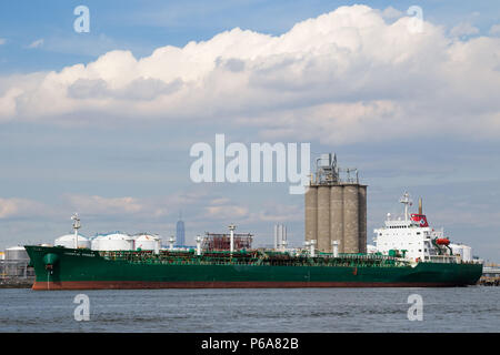 US Shipping Corporation Petroleum tanker Chemical Pioneer ormeggiate lungo il Kill Van Kull a Bayonne NJ Foto Stock