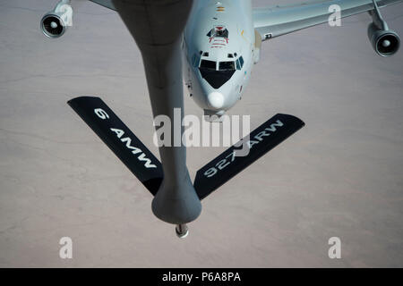 Un'E-3 Sentry (AWACS) si avvicina al braccio di rifornimento da durante una missione in Iraq il 31 maggio 2016. Avieri dal 340 le orecchie di un rifornimento di carburante E-3 Sentry sull Iraq, a sostegno delle Combined Joint Task Force-Operation inerenti a risolvere. Gli Stati Uniti e più di 60 i partner della coalizione lavorano insieme per eliminare il gruppo terroristico ISIL e la minaccia che essi rappresentano per l'Iraq e la Siria. (U.S. Air Force foto/Staff Sgt. Larry E. Reid Jr., rilasciato) Foto Stock