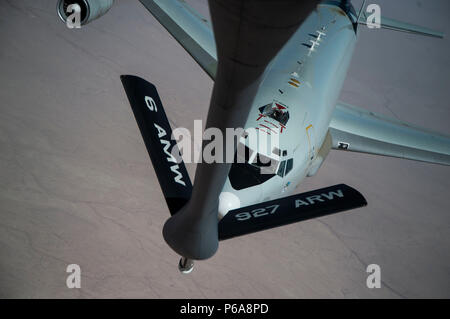 Un'E-3 Sentry (AWACS) si avvicina al braccio di rifornimento durante una missione in Iraq il 31 maggio 2016. Avieri dal 340 le orecchie di un rifornimento di carburante E-3 Sentry sull Iraq, a sostegno delle Combined Joint Task Force-Operation inerenti a risolvere. Gli Stati Uniti e più di 60 i partner della coalizione lavorano insieme per eliminare il gruppo terroristico ISIL e la minaccia che essi rappresentano per l'Iraq e la Siria. (U.S. Air Force foto/Staff Sgt. Larry E. Reid Jr., rilasciato) Foto Stock