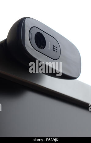 Un moderno web telecamera è montata sul corpo del monitor a schermo piatto. Dispositivo per la comunicazione video e la registrazione di video ad alta qualità . Foto Stock