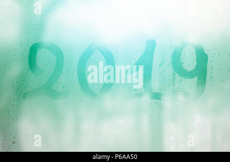 2019. I dati sono scritti sul vetro colmi d'inverno . Foto Stock