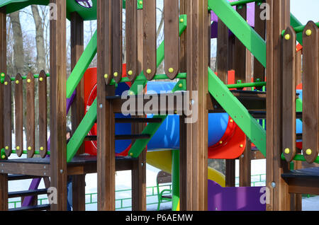 Frammento di un parco giochi in plastica e legno, dipinte in colori diversi . Foto Stock