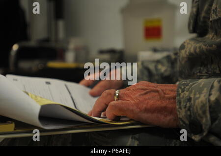 Lt. Col. Dwight G. Harley, Assistente medico, 119Medical Group, North Dakota Air National Guard, Fargo, N.D., compila la documentazione durante l arrivo di Kamehameha scuole senior, Makana Alexander attività parascolastiche fisiche durante il Tropic Care 2016, Kea'au, Hawaii, Giugno 7, 2016. Foto Stock