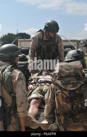 FORT HOOD, TEXAS - Una task force di soldati olandesi con il 302nd Royal Netherlands Aviation Squadron marciato attraverso terreni accidentati e attraverso un sempre mutevole clima durante esercizi di formazione tenutosi a metà maggio a Fort Hood, Texas. I soldati olandesi hanno dato una miriade di missioni diverse per realizzare in tutta l'esercizio compresa la creazione di un posto di comando, conducendo operazioni notturne, fornendo supporto di fuoco, evacuazione feriti, e interagendo con il popolino locale nel contribuire a risolvere problemi locali.L'esercizio consisteva principalmente di forze olandese tuttavia U.S. Soldati e civili p Foto Stock