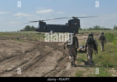 FORT HOOD, TEXAS - Una task force di soldati olandesi con il 302nd Royal Netherlands Aviation Squadron marciato attraverso terreni accidentati e attraverso un sempre mutevole clima durante esercizi di formazione tenutosi a metà maggio a Fort Hood, Texas. I soldati olandesi hanno dato una miriade di missioni diverse per realizzare in tutta l'esercizio compresa la creazione di un posto di comando, conducendo operazioni notturne, fornendo supporto di fuoco, evacuazione feriti, e interagendo con il popolino locale nel contribuire a risolvere problemi locali.L'esercizio consisteva principalmente di forze olandese tuttavia U.S. Soldati e civili p Foto Stock