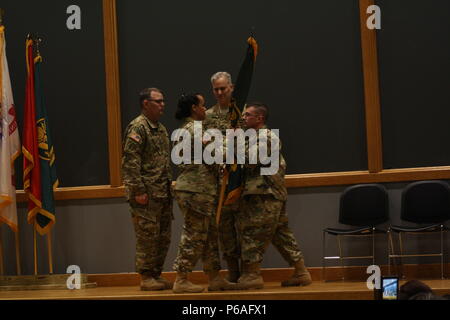 Lt. Col. Michele Napolitano, incoming SWCPC commander (destra) riceve l'unità guidon dal Master Sgt. Sonia Pierce (centro), SWCPC senior NCO, come il comandante ARCOG, Col. Michael Smith (retro) e SWCPC il comandante uscente, Lt. Col. John Cadran (sinistra), a guardare. Napolitano ha preso il comando di ARCOG della South West Cyber Protection Center di San Antonio, Texas, 16 aprile 2016. (Foto cortesia del personale dell'esercito Sgt. Manuel Argumedo). Foto Stock