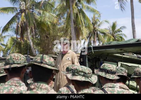 Stati Uniti Marines con 2d battaglione, 2d Divisione Marine scaricare marcia dalla U.S. Navy Landing Craft cuscino d'aria al fine di iniziare la bi-formazione laterale con i soldati del 3d reale malese reggimento appena arrivano sulla spiaggia Tanduo, Lahad Datu, Malaysia il 30 maggio 2016. Lo scopo di LF carato è di rafforzare l'interoperabilità e il partner-nazione delle funzionalità per la pianificazione e la realizzazione di operazioni militari e far progredire la sicurezza regionale operazioni. (Usa foto di Lance Cpl. Damon A. Mclean/rilasciato) Foto Stock