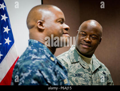 Master Sgt. Antone Scott, 96A Gruppo di manutenzione, sta accanto a suo fratello gemello, Lt. La Cmdr. Anthony Scott, dopo il suo giuramento di arruolamento cerimonia 31 Maggio a Eglin Air Force Base, Fla. questa è la seconda volta che i gemelli hanno partecipato ad un arruolamento cerimonia insieme. La prima volta è stato nel 2013. Questa integrazione consente Antone a mettere su il suo anziano comandante sergente stripe. (U.S. Air Force foto/Samuel King Jr.) Foto Stock