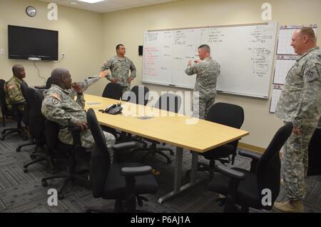 FORT CARSON, CO. I membri del personale del quarto supporto brigata conduce una breve di stato con i membri della 224th supporto brigata da Long Beach, CA (da sinistra Master Sgt. John Lee, Sgt. Il Mag. Daniel Parrish, CW3 Luis Arciniega, Sgt. 1. Classe Jeremy Hicks, Lt. Col. Jason MacKay ) al 4° supporto sede. 224Th assistiti 4a supporto durante il loro esercizio combinato di supporto risposta vibrante 16. (U.S. Esercito foto di Sgt. Benjamin Kullman) Foto Stock