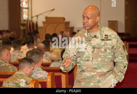 Lt. Gen. Larry Wyche, U.S. Army Materiel Command vice comandante generale, dà un leader di sviluppo professionale sessione intitolata "Fornire disponibilità in una complessa ed incerta mondo" in una stanza piena di Fort Carson logisticians al soldato' Memorial Chapel Maggio 6, 2016. (Foto di Sgt. 1. Classe Giovanni Cortez) Foto Stock