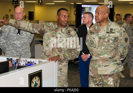 Lt. Gen. Larry Wyche, destra, U.S. Army Materiel Command vice comandante generale, riceve un tour della divisione supporto Operations Center presso il 4° supporto brigata, 4a divisione di fanteria, sede da Col. Ronald Ragin, 4° SB commander, 6 maggio 2016. (Foto di Sgt. 1. Classe Giovanni Cortez) Foto Stock