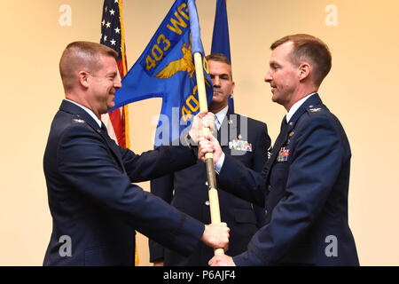 Col. Edward Segura (destra) assume il comando della missione 403squadrone di supporto nel corso di una cerimonia presieduta da Col. Frank Amodeo (sinistra), 403Wing Commander, 15 maggio 2016, a Keesler Air Force Base, Mississippi. Segura ha assunto il comando dopo una cerimonia di promozione di lui dal tenente colonnello al colonnello quello stesso giorno. (U.S. Air Force foto/Tech. Sgt. Ryan Labadens) Foto Stock