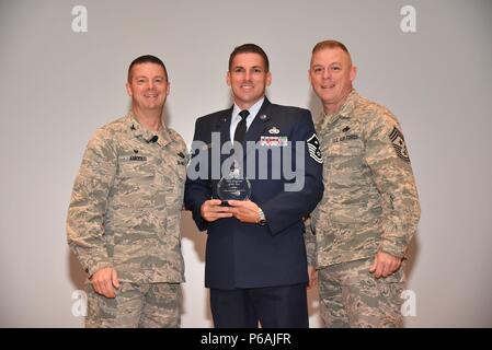 L'ala 403terrà la sua annuale del comandante a chiamata Welch Theatre Aprile 2, 2016 durante l'unità gruppo di formazione. Col. Frank Amodeo, 403Wing Commander, presentato premi per il 2015 trimestrale e annuale di vincitori del premio. Master Sgt. Thomas Lassabe, xli porta antenna squadrone, è il primo sergente dell'anno per il 2015. (U.S. Air Force foto/Tech. Sgt. Ryan Labadens) Foto Stock