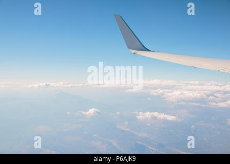 Alba con ala di un aeroplano. Foto applicata al turismo operatori. immagine per aggiungere messaggio di testo o il sito web di telaio. Il concetto di viaggio Foto Stock