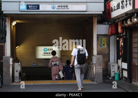 Gli utenti della metropolitana di entrare Kagurazaka station che si trova sulla linea Tozai. Foto Stock