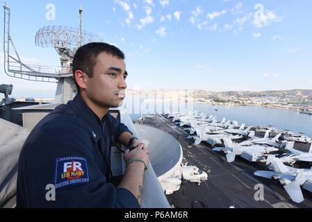 180621-N-ZH683-0055 MARSEILLE, Francia (21 giugno 2018) Aérographe compagno del 3° di classe Baltazar Sauceda osserva la Nimitz-class portaerei USS Harry Truman (CVN 75) tirare a Marsiglia, Francia. Harry Truman è attualmente implementata come parte di una costante rotazione delle forze degli Stati Uniti sostenere le operazioni di sicurezza marittima nelle acque internazionali in tutto il mondo. (U.S. Foto di Marina di Massa lo specialista di comunicazione di terza classe Juan Sotolongo/rilasciato) Foto Stock