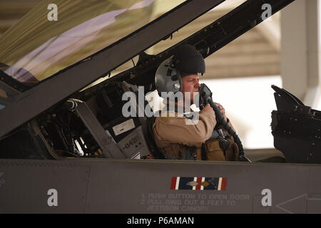 Col. Scott Gibson, 407 Aria Gruppo Expeditionary commander, si siede in un cockpit di un F-16 Fighting Falcon, 23 giugno 2018, in una località segreta in Asia sud-ovest. Il volo è stato Gibson prima come il 407 AEG commander. (U.S. Air Force photo by Staff Sgt. Dana J. cavo) Foto Stock