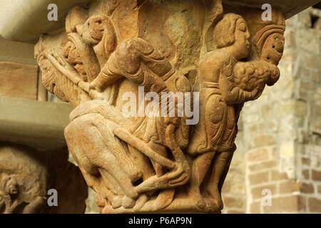 Espulsion del Paraiso, capitel del claustro.Monasterio de San Juan de la Peña(s.XII-XIII) . Serrablo.Huesca.España. Foto Stock